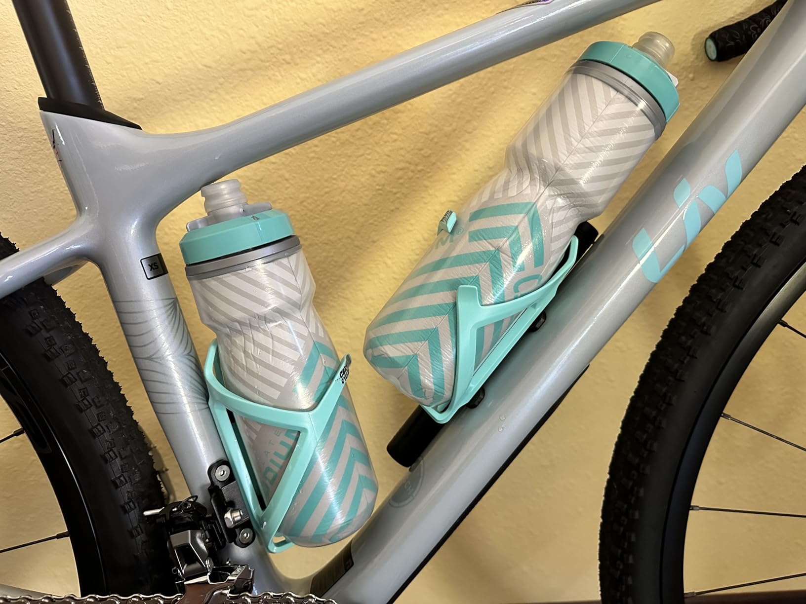 Keeps drinks cold, but a bit heavy