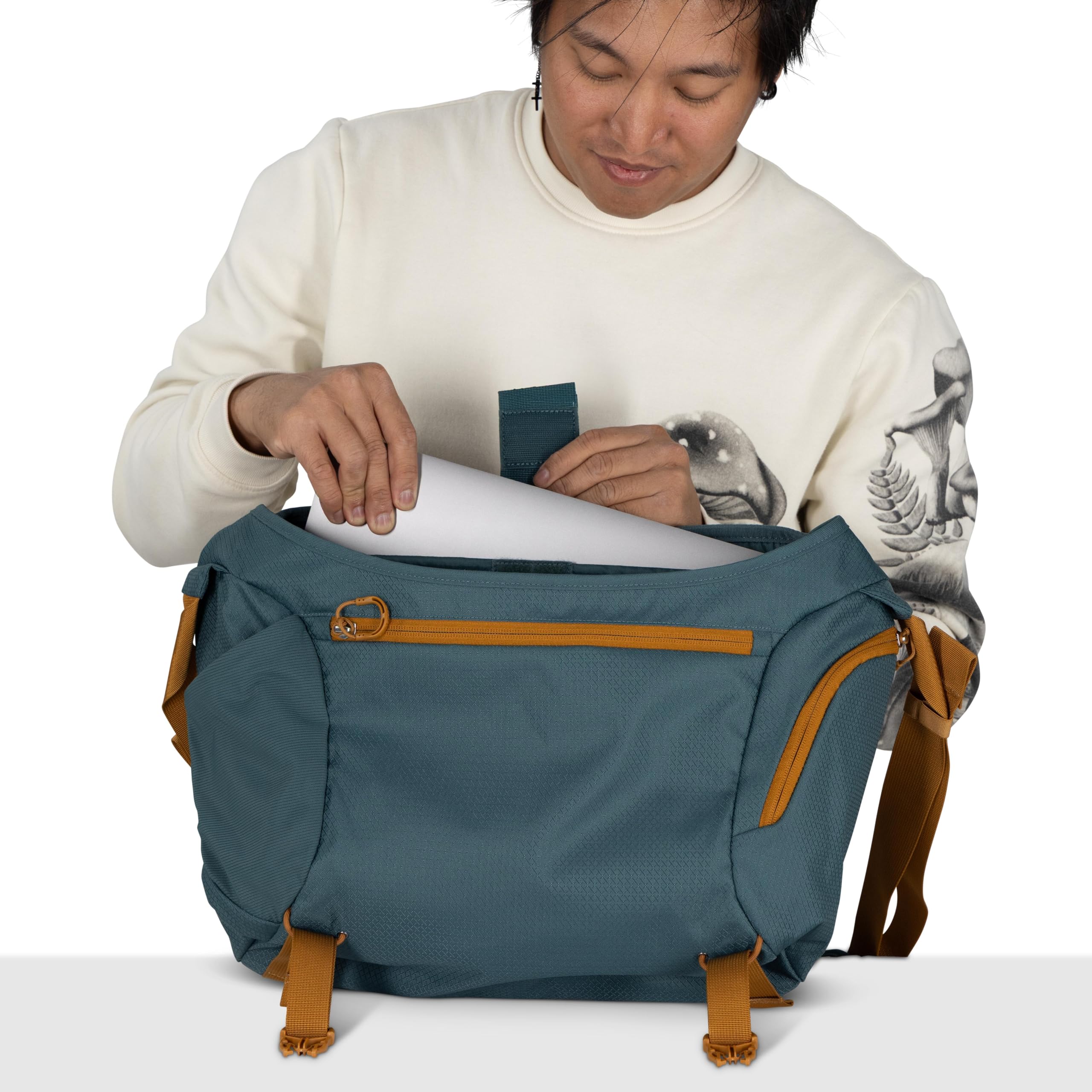 osprey-daylite-12l-messenger-bag-durable-crossbody-shoulder-bag-with-laptop-slee image 2
