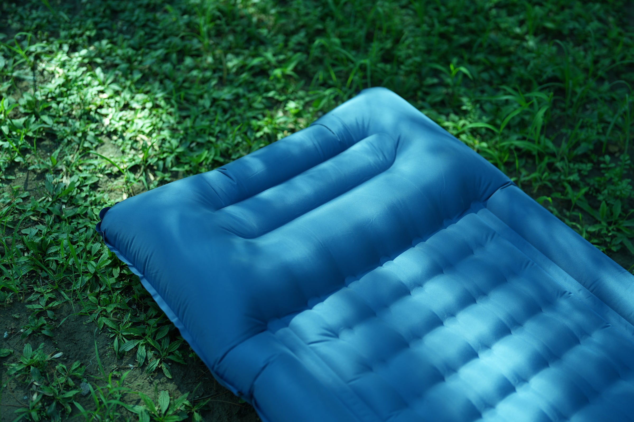 kingcamp-deluxe-12-air-mattress-with-built-in-foot-pump image 2